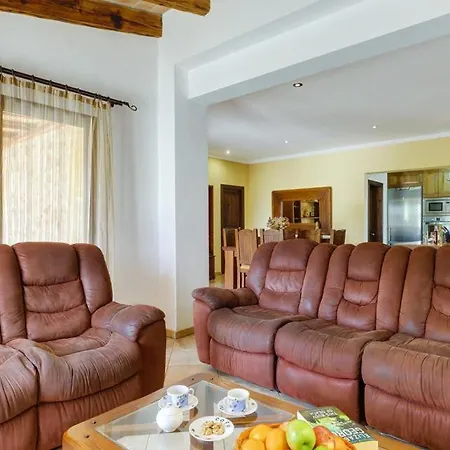 Villa Sleeps 6 Pool Air Con Wifi *