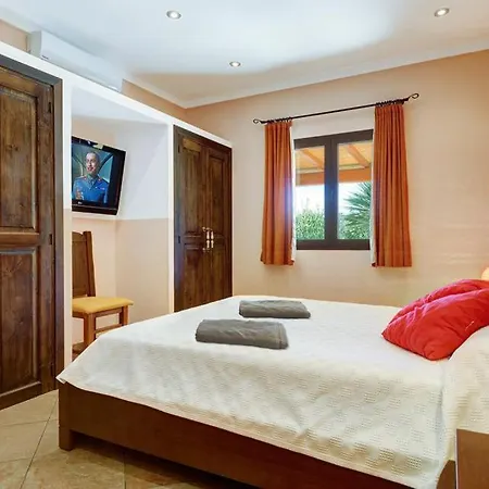 Sleeps 6 Pool Air Con Wifi